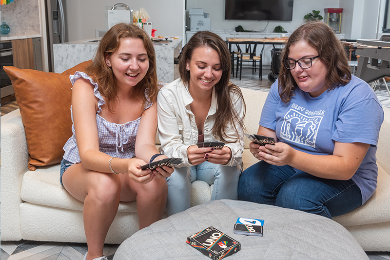 3 female Living participants playing uno
