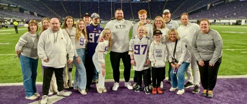 Minnesota Vikings’ Harrison Phillips Gives Best Buddies in Minnesota Participants Exclusive Game Day Experience
