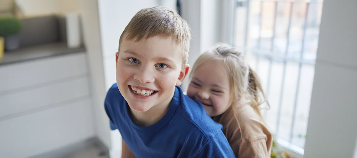 Family-Support-Siblings-Top-Image Two siblings huggin